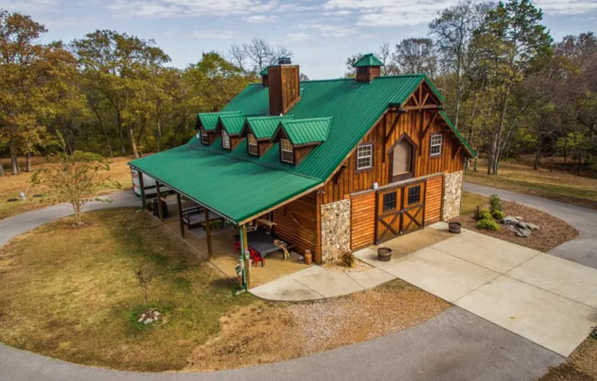 Así es el rancho que ha vendido Miley Cyrus. Esta no es la primera propiedad que vende la artista. El pasado año se deshizo de su casa en Hidden Hills por 7,2 millones de dólares y en 2020 vendió una casa en Malibú al compositor Matthew Wilder.