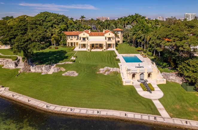 Así es el complejo de lujo Arsht Estate. De acuerdo con los registros, Arsht compró el terreno donde construyó la casa más nueva en 1996 por 4 millones de dólares y luego pagó 12 millones de dólares, en 2007, por la casa histórica gastándose un total de 16 millones más el dinero que invirtió en reformar la segunda vivienda. Así pues, el beneficio que ha sacado por la venta ha sido más que considerable pese a tener que haberla rebajado casi 44 millones.