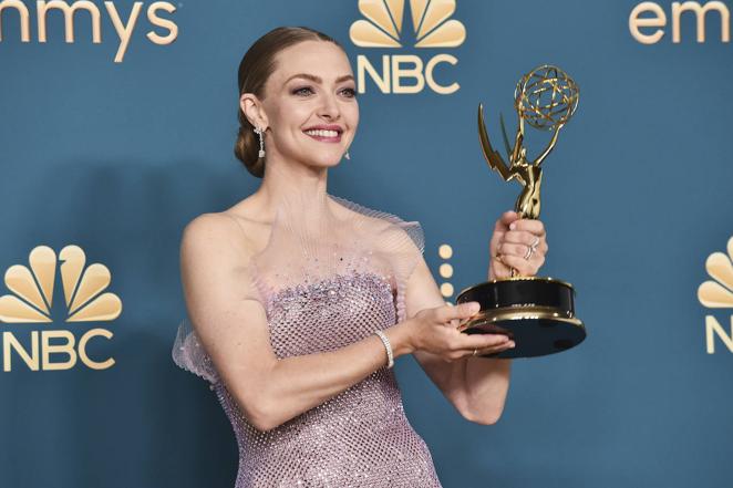 Amanda Seyfried. La actriz Amanda Seyfried, mejor actriz protagonista en los Emmy 2022 por su papel en la miniserie 'The Dropout', ha combinado su vestido de Armani Privée con pendientes de diamantes de Cartier, y un bonito reloj de la casa suiza de lujo Jaeger-LeCoultre. Se trata del modelo 101 Reine compuesto por 110 diamantes.