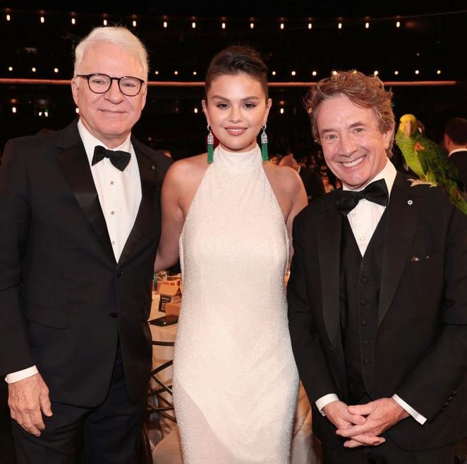 Selena Gomez. Selena Gomez no ha posado en la alfombra roja, pero no se ha perdido la gala. La actriz y cantante ha elegido un vestido joya en color blanco de Celine, y lo ha combinado con unos espectaculares pendientes a juego con un anillo (no se ve en la imagen) con una esmeralda.