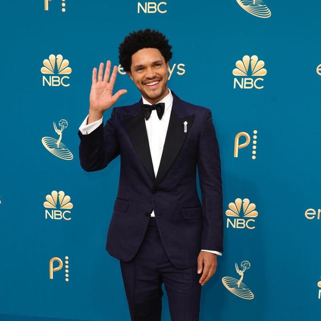 Trevor Noah. El escritor y cómico Trevor Noah ha elegido un broche de Cartier de diamantes y ónix para acompañar su smoking en color azul marino.