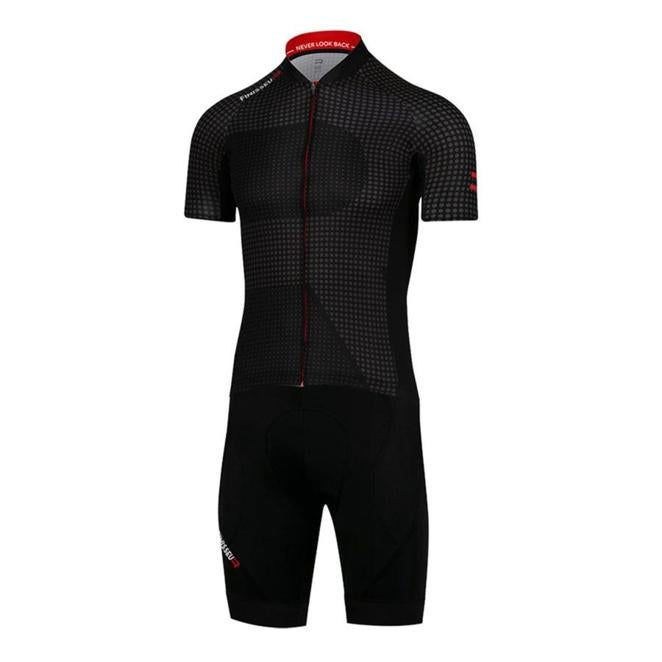 Equipación Finisseur Pro. El maillot Finisseur Pro está fabricado en tejido súper elástico para un ajuste ceñido y transpirable. Tejido técnico para ofrecer un mayor confort con paneles laterales súper elásticos para un mejor ajuste. Mangas con corte en bruto y acabado en silicona. Paneles perforados debajo de la axila para una mejor regulación térmica y extremo elástico con acabado en silicona en la parte inferior. Cuatro bolsillos traseros, uno con cremallera para un transporte seguro. Detalle reflectante trasero.