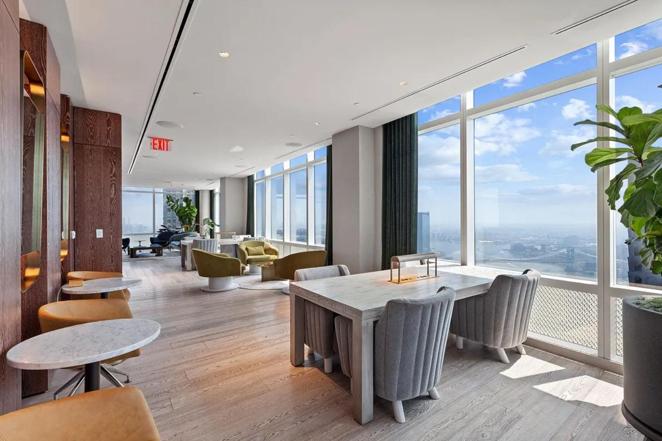 Espacios compartidos. El rascacielos cuenta con atención 24 horas, así como diversos espacios comunes: terraza en la azotea, varias cafeterías y bares, gimnasio, salas de lavandería, área de juego para niños...