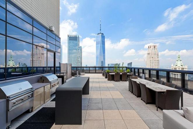 Las mejores vistas de Nueva York. Uno de los grandes atractivos del edificio que acaba de adquirir el empresario español son las vistas que ofrece de la ciudad de Nueva York, el 'skyline' más fotografiado, del que se puede disfrutar tanto desde su azotea, como desde los apartamentos.