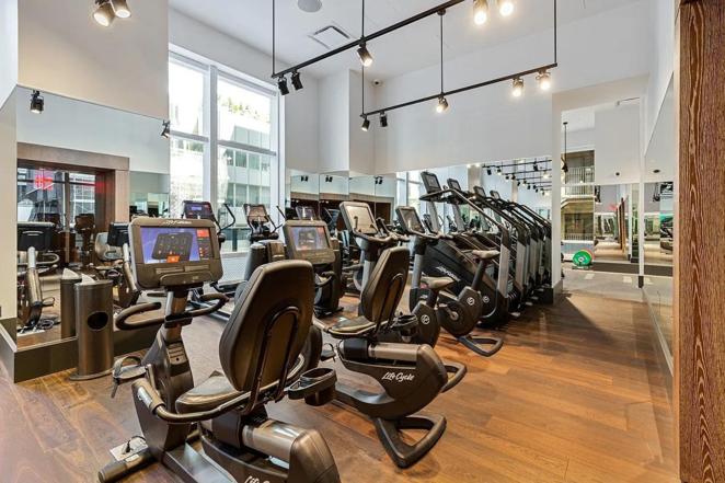 El gimnasio del 19Dutch. El edificio que acaba de adquirir el dueño de Inditex también cuenta con su propio gimnasio con todo tipo de actividades guiadas como el yoga, o el TRX.