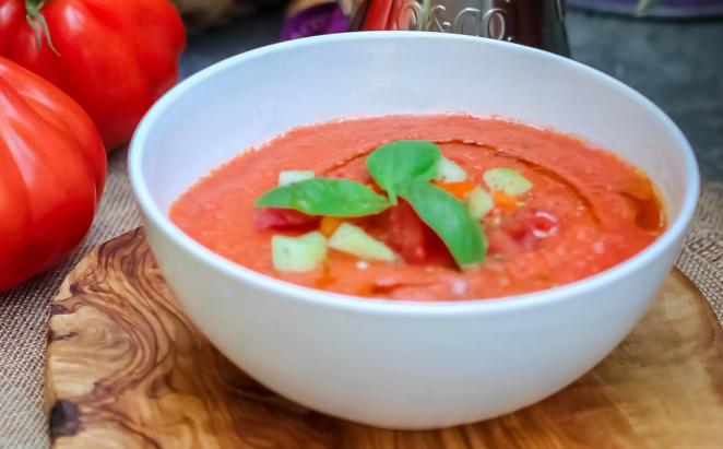 Gazpacho. Está formado principalmente por agua, sodio, potasio y vitamina A, y calorías es lo que menos aporta: 34 kcal por cada 100 gramos del alimentos.