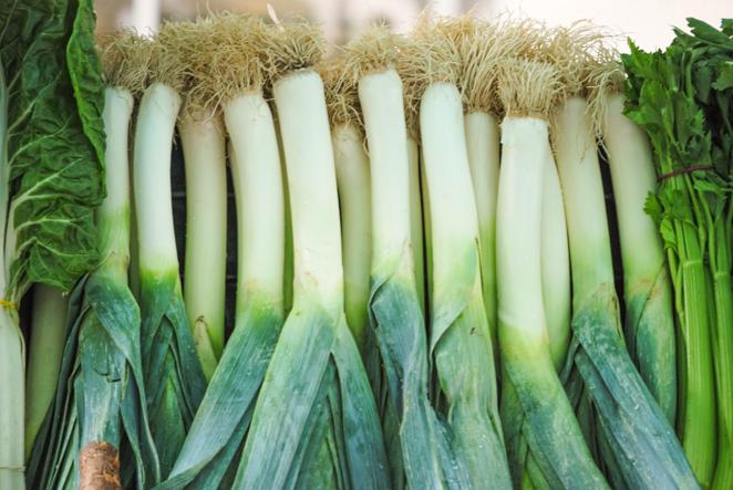 Puerro. Según datos de la Bedca, el <a href="https://www.abc.es/bienestar/alimentacion/abci-puerro-201911111833_noticia.html">puerro </a>crudo tiene 26 kcal por cada 100 gramos del producto comestible.