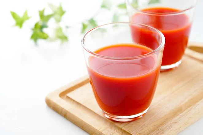 Zumo de tomate. El zumo de tomate cuenta con 16 kcal por cada 100 gramos de producto.