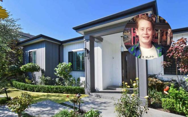 Así es la vivienda que vende Macaulay Culkin. En agosto de este año el intérprete de ‘Solo en casa’, Macaulay Culkin, y Brenda Song compraron una vivienda de lujo en el vecindario de Toluca Lake, Los Ángeles, al veterano actor Kiefer Sutherland, propiedad por la que pagaron 8 millones de dólares.