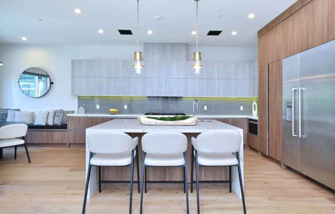 Así es la vivienda que vende Macaulay Culkin. Por su parte, la cocina dispone de gabinetes grises y marrones, electrodomésticos de acero inoxidable, una isla revestida de mármol con barra de desayuno y una zona para comer junto a la venta que dispone de un banco integrado para sentarse.