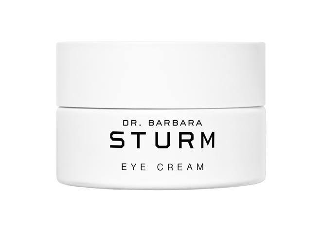 Crema de contorno de ojos ligera de Dr. Barbara Sturm (124,99 €, en Sephora). Elaborada con raíz dorada, remolacha y levadura, además de verdolaga -el ingrediente estrella de la marca- y vitamina E. Esta fórmula ayuda a reducir de forma espectacular la hinchazón del contorno, combatiendo las bolsas, a la que mantiene la piel hidratada.