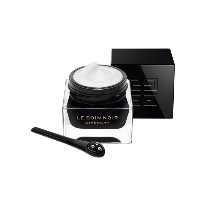 Le Soin Noir Contorno de Ojos de Givenchy (183,15 €). Un contorno de ojos con la tecnología Light Cellular Science, una combinación del complejo regerador Black Sap que, junto a varios microorganismos marinos y el Rhamnosoft, materia prima obtenida de la fermentación bacteriana, logran calmar, descongestinar y alisar la zona del contorno del ojo. Incluye una espátula para su aplicación.