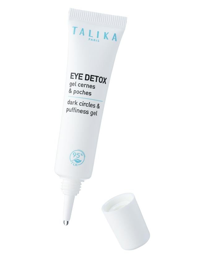 Contorno de ojos Eye Detox con cafeína de Talika (24,90 €). Además de cafeína, este contorno de ojos perfecto para borrar las ojeras y las bolsas, incluye en su fórmula un extracto de algas, ácido hialurónico y niacinamida. El resultado es una piel más hidratada, y por lo tanto menos propensa a las arrugas, y más revitalizada, sin rastro de ojeras y bolsas.