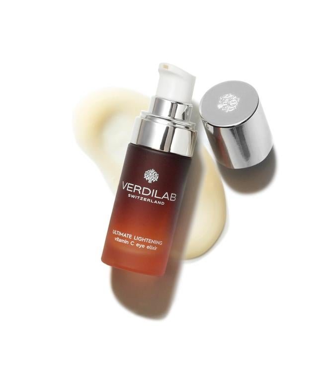 Contorno de ojos Ultimate Lightening Vitamin C Eye Elixir de Verdilab (95 €, exclusivo de Druni). Este contorno de ojos, 100% natural, reduce las líneas de expresión y las ojeras, eliminando los rasgos de fatiga del rostro y protegiendo del estrés oxidativo la zona. Se trata de una textura ultraligera, apta para todas las pieles, incluso las sensibles, que mejora la mirada al instante.