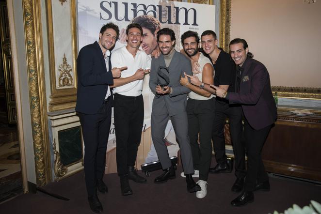 Los mejores momentos de los Premios Summum 2022. Juan Betancourt con su galardón y algunos amigos durante la fiesta de los Premios Summum 2022
