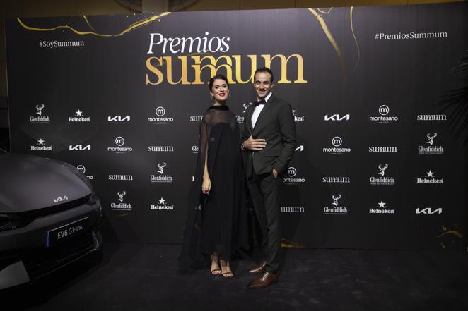 En el photocall, María Isabel Ortiz, responsable de ABC Summum, y Adrian Delgado, redactor de Gastronomía de ABC.