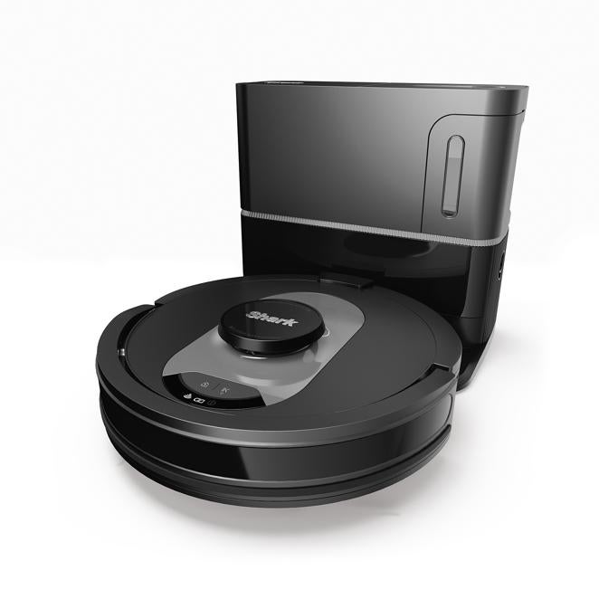 Robot aspirador Shark AI 360 RV2500SEU con vaciador automático. Este robot inteligente dispone de una avanzada tecnología de visión láser 360 grados para configurar el mapa del hogar y detectar y evitar objetos durante la limpieza autónoma que realiza, incluso en la oscuridad. Además, gracias a su sistema de navegación, limpia tramo a tramo para una mejor cobertura de la superficie aspirada y se desplaza automáticamente a la siguiente habitación, regresa solo a la base para recargarse y vuelve al punto donde lo dejó. Su sistema de sellado Anti-Allergen Complete Seal captura el 99,9 % del polvo y los alérgenos en el interior del depósito sin devolverlos al aire que se respira. Tiene hasta 120 minutos de autonomía y conectado a la red wifi se puede controlar el robot desde el smartphone o mediante el sistema de voz Amazon Alexa o Google Assistant. Precio: antes 599 euros, ahora 399,99 euros.
