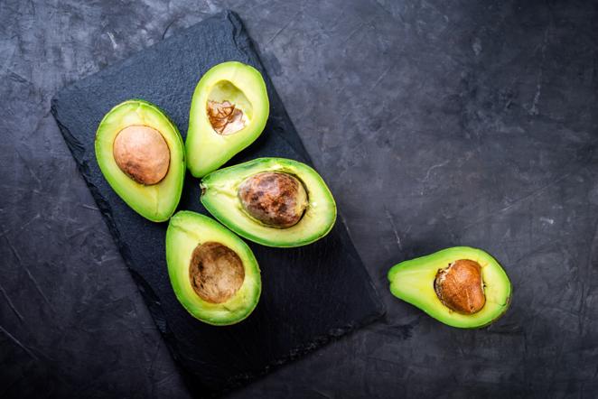 Aguacate. El <a href="https://www.abc.es/bienestar/alimentacion/abci-beneficios-aguacate-201909241105_noticia.html" target="_blank">aguacate </a>posee sustancias antioxidantes y micronutrientes como el ácido fólico, el hierro, el fósforo, el magnesio y el potasio. También contribuye al control de los triglicéridos y el colesterol en la sangre.