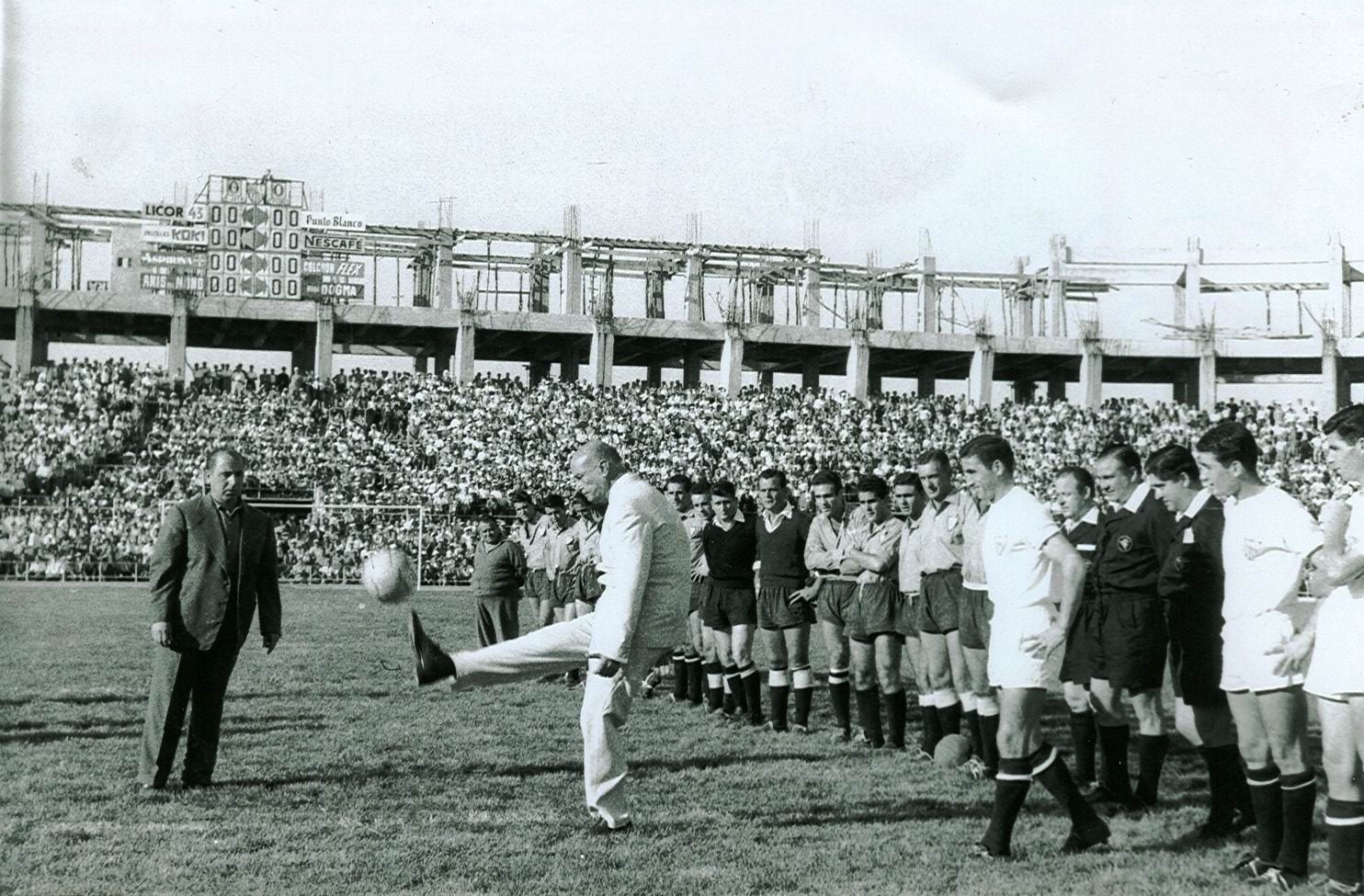 Inauguración del Sánchez-Pizjuán. El presidente sevillista, Ramón de Carranza, Marqués de Soto Hermoso, hace el saque de honor