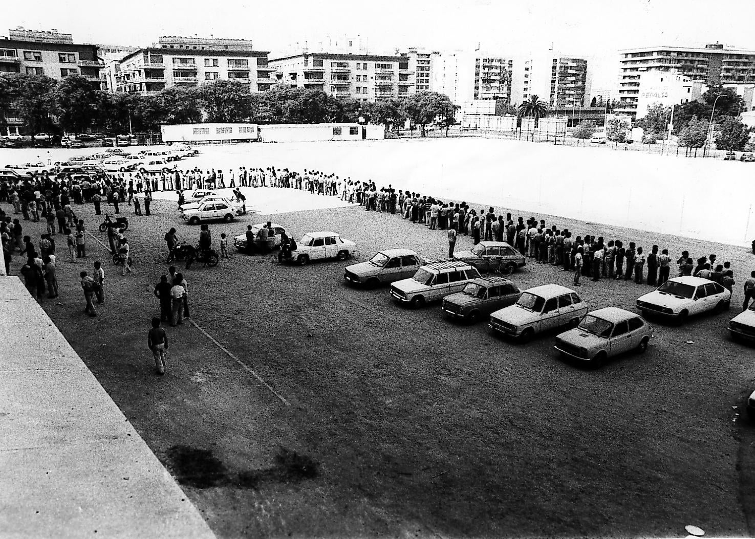 Colas por el Mundial de Fútbol del 82. Colas en el Ramón Sánchez-Pizjuán para comprar entradas del Brasil - URSS