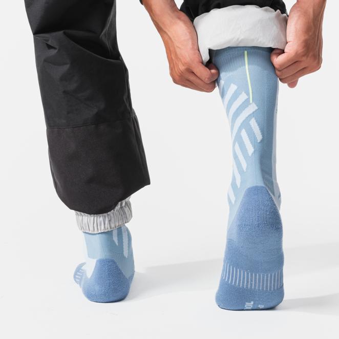 Estos calcetines, elásticos y transpirables, han sido diseñados para tu práctica de esquí y/o snow con cualquier desnivel. Son de grosor medio. Disponibles en Decathlon por 13,99 euros.