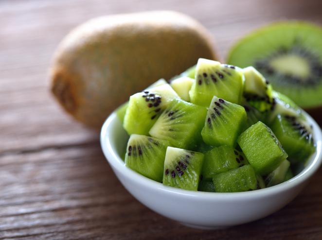 Kiwi. Esta fruta se conserva a temperatura ambiente sin deshidratarse hasta 15 días. Madura en invierno y se come de octubre a marzo. En los supermercados puede encontrarse todo el año. Entre sus propiedades, destaca su aporte de vitamina C (más del doble que la naranja) y fibra, que favorece el tránsito intestinal.