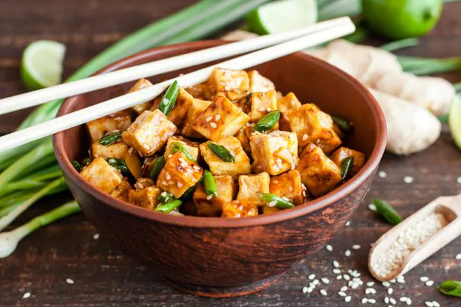 Tofu. Esta comida oriental también aporta calcio a tu organismo, y no una cantidad baja... Cerca de 300 mg de calcio por cada 100 gramos.