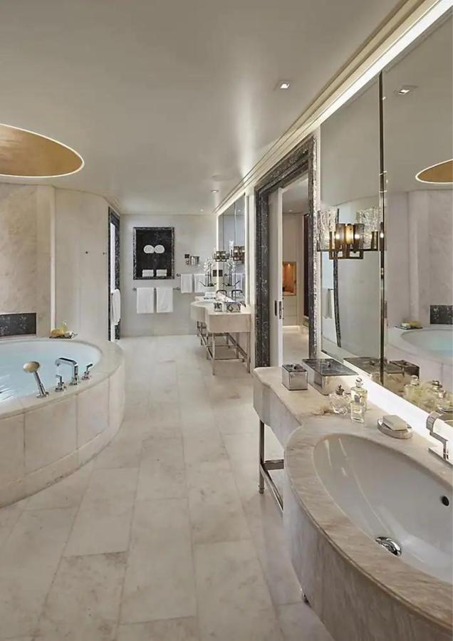 Una estancia con todo lujo de detalles. Según el periódico británico, David Beckham ha contado en su suite con mayordomo personal que se ha encargado, entre otras cosas, de prepararle su propia comida.