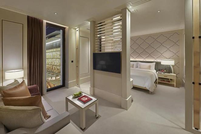 La lujosa suite por la que ha pagado 23.000 euros la noche. La suite Barahat View cuenta con una sala de estar, comedor y cocina propia y un elegante cuarto de baño. Según el diario inglés 'Daily mail', el precio asciende a 23.000 euros por noche.