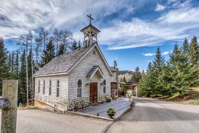 Así es la propiedad donde se rodó 'Sin perdón'. El poblado consta de una oficina del sheriff con dos celdas y una antigua armería, un salón con un bar y una sala de juego, una herrería, caballerizas y establos, un banco y una carpintería. También hay una pequeña iglesia blanca con bancos antiguos y un campanario.