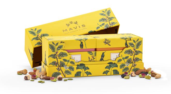 Cocktails de frutos secos MAVIS. La marca propone una nueva gift box con sus dos variedades de cocktails premium, dulce y salado, ideales para maridar con los mejores destilados, vinos, cervezas o infusiones y sorprender en los aperitivos o sobremesas navideñas. Un producto completamente natural y delicadamente seleccionado que cuenta además con un maravilloso packaging personalizable que lo convierte, además, en el regalo gourmet perfecto para los familiares y amigos más sibaritas. Estos packs gourmets está disponibles a través de su web (mavisgourmet.com), tiendas especializadas y en el Club del Gourmet de El Corte Inglés. Precio: 6,95€/ 100gr; 16,95€/ 250 gr.