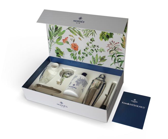 Nordés Fresh Mixology. El kit de “Fresh Mixology” es el regalo perfecto para estas navidades tanto para los amantes de la ginebra y los cócteles como para aquellos que se quieren iniciar en el mundo de la coctelería. De edición limitada, este kit cuenta con todo lo necesario para crear recetas extraordinarias de una manera sencilla, cercana, de aprovechamiento y fresca como es la ginebra Nordés. El pack incluye 9 recetas creadas por el experto en coctelería Matías Iriarte, 1 botella Nordés 70cl, 2 vasos de cristal, medidor de cerámica, medidor metálico, cuchara removedora, coctelera de acero, filtro de agua, clip de hielo, exprimidor de madera, mortero de mano, 2 tapones de vino y abridor de vino. Precio: 119€