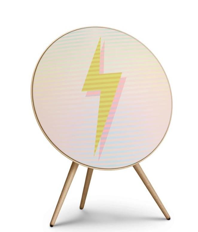 Bang &amp; Olufsen by Miriam Alía. El altavoz Beoplay A9 es un claro ejemplo de cómo la firma danesa entiende la tecnología. Piezas atemporales que una década después continúan siendo actuales y admiradas. Líneas simples que se integran con la decoración para ser parte del mobiliario o convertirse en la pieza central de la estancia que habitan dada su gran belleza. En este diseño de Beoplay A9, la interiorista Miriam Alía plasma su ADN en una creación colorista y disruptiva para celebrar el décimo aniversario de la creación de esta joya acústica. Precio: desde 3.099€