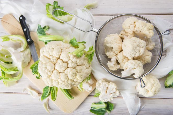 Coliflor. No es para picar entre horas, pero gracias al famoso «colirroz», la coliflor está de moda. Su aporte calórico se reduce a 25 calorías por cada 100 gramos.