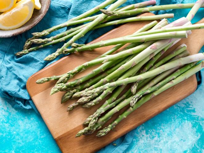 Espárrago. Los espárragos verdes son un complemento delicioso para otros platos que tan solo tienen 20 calorías por cada 100 gramos.