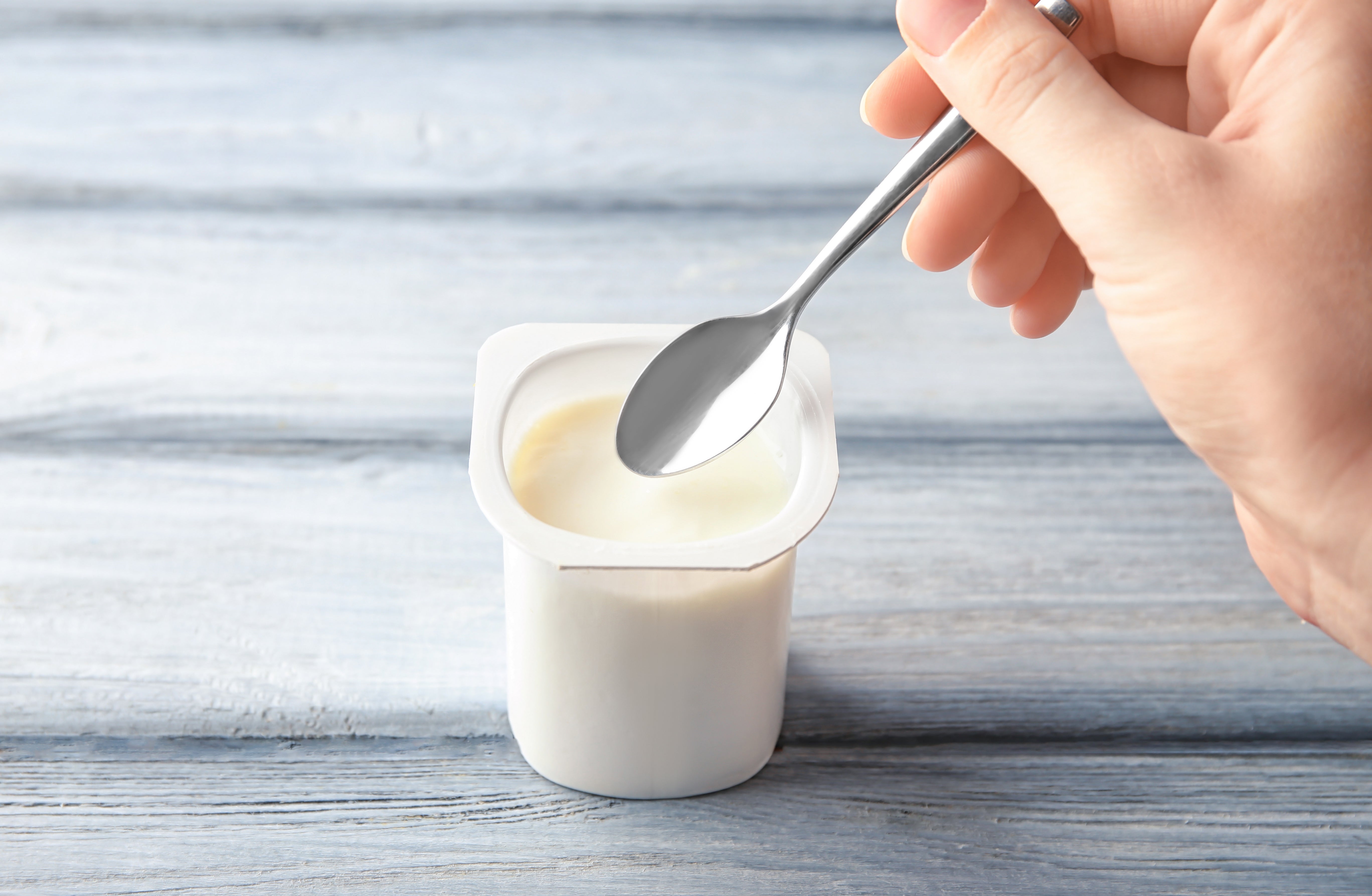 Yogur. Varía su aporte calórico según el tipo de<a href="https://www.lavozdigital.es/bienestar/alimentacion/abci-yogur-201910091012_noticia.html" target="_blank"> yogur</a> al que nos referimos: mientras unos se caracterizan por tener menos de 50 calorías, otros en cambio tienen 61 calorías por cada 100 gramos.