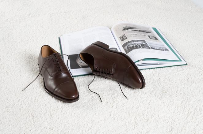 Zapatos Diplomatic. Esta marca española ya ha logrado convertirse en una empresa de referencia en el sector del calzado artesanal, con una interesante propuesta de clásicos renovados tanto para hombre como para mujer. Con una fabricación 100% 'made in Spain', diplomatic persigue el concepto de artesanía, calidad y sostenibilidad en el producto. Cuenta con dos puntos de venta en el madrileño barrio de Salamanca y Moraleja Green, y próximamente abrirá su tercera tienda en el recién inaugurado Espacio Caleido. Entre sus propuestas, el modelo Doñana Becerro Chateaubriand Marrón, zapato tipo Oxford con puntera partida recta en piel de becerro. Precio: 187€