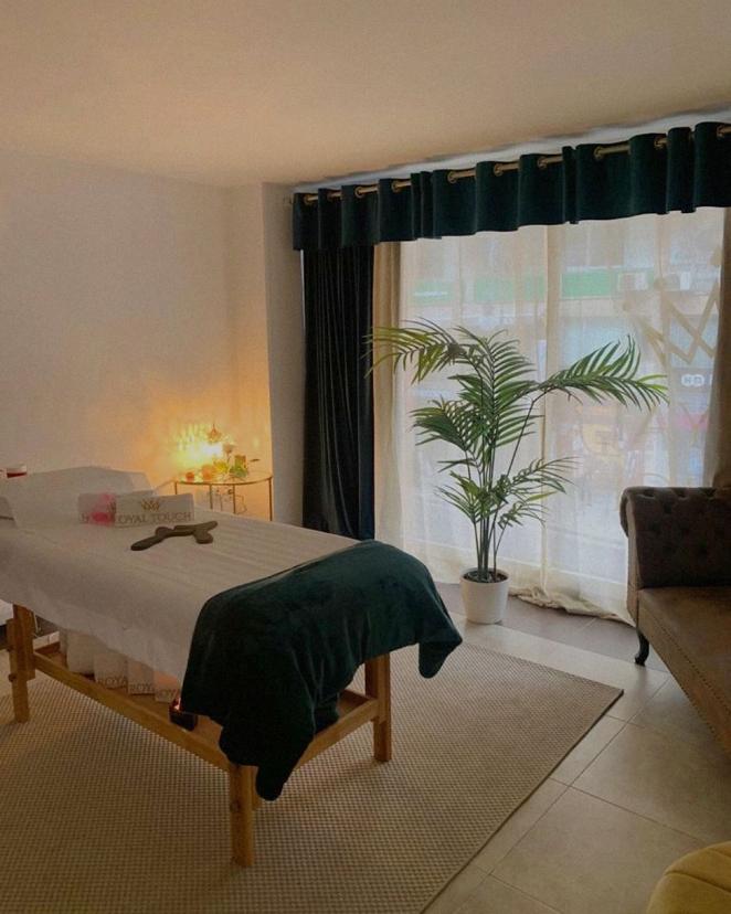 Da al pause. El método Royal Touch by Fernanda se basa en una técnica 100% manual en la que se trabaja cada parte del cuerpo (del cuello hasta los pies) con maniobras remodelantes para moldear la figura y devolverle el estado natural al cuerpo. Los cambios se notan durante la sesión, así que es el regalo perfecto para quienes saben valorar este tipo de técnicas que además relajan.