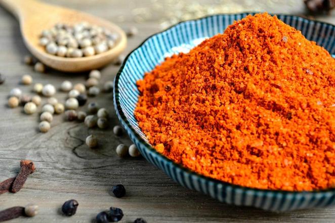 Curry. El curry no es solo muy sabroso, también es un antiinflamatorio natural. Y por si fuera poco, tiene un gran contenido en hierro, 29 mg de cada 100 gramos.