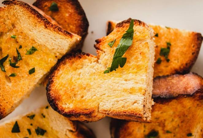 Pan blanco frito. Curioso que, una vez frito, el pan blanco adquiere un alto porcentaje de hierro. De cada 100 gramos, son 89,18 mg.