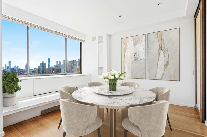 Así es el ático que ha vendido Alessandra Ambrosio. Ambrosio compró este dúplex de aproximadamente 150 metros cuadrados en el vecindario de Murray Hill de Manhattan hace unos 17 años por 1,9 millones de dólares, por lo que habría obtenido un jugoso beneficio en la venta.