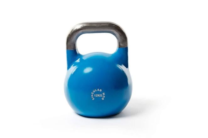 Kettlebell. Para un buen entrenamiento funcional no puede faltar una pesa rusa. El peso suele oscilar entre los 8 y 40 kg. Si no tienes ninguna, lo mejor opción es una kettlebell de 12 kg, porque menos peso se te quedará corto en poco tiempo. Precio: 65€