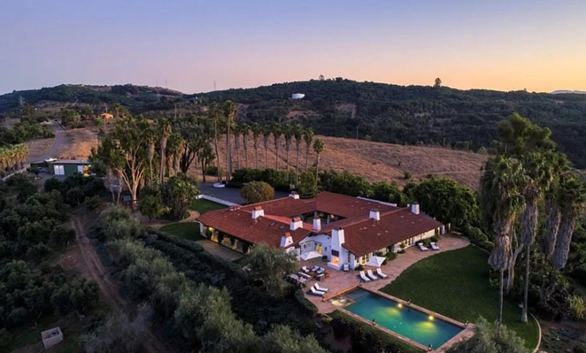 Así es el rancho que ha vendido Sandra Bullock. Ahora le ha tocado el turno al rancho que posee, desde hace 15 años, en a las afueras de Palomar Mountain, en la comunidad de Valley Center, California, inmueble que puso a la venta a principios de este año por 6 millones de dólares.