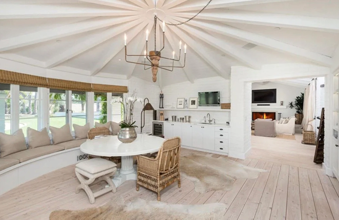 Así es el rancho que ha vendido Sandra Bullock. Compuesto por tres parcelas separadas, el rancho incluye una residencia principal ubicada en lo alto de una loma con vistas a la montaña de 360 grados.