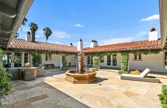 Así es el rancho que ha vendido Sandra Bullock. La vivienda, construida en 1990 y rodeada por un patio pavimentado con una fuente en su centro, muestra un estilo lujoso pero discreto y ofrece en una sola planta unos 557 metros cuadrados.