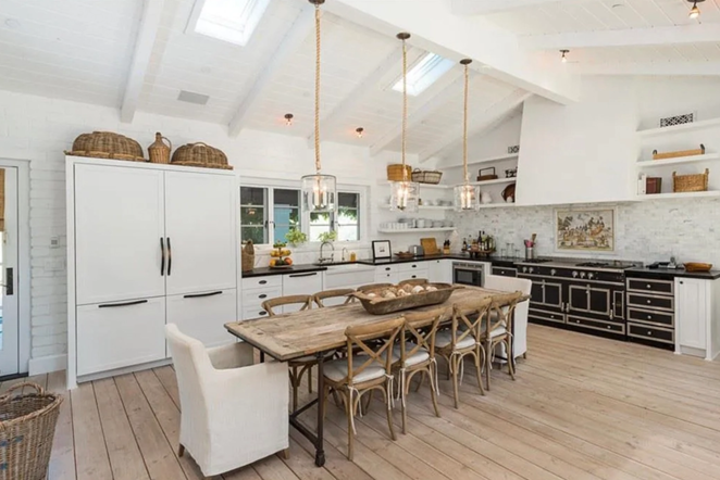 Así es el rancho que ha vendido Sandra Bullock. Por su parte, la cocina de estilo rústico ofrece gabinetes en blanco que contrastan con las encimeras negras y con la cocina importada. En el centro hay una gran mesa con capacidad para diez personas.