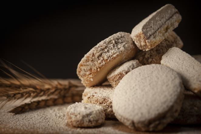 Alfajor de almendras. ¿Te gusta este dulce? Su aportación calórica es de 481 Kcal, pero por cada 100 gramos, 29,4 son grasas y 11,3 gramos son saturadas. Además, el alfajor de almendra tiene 44,5 gramos de hidratos de carbono, de los que 9,2 son azúcares.