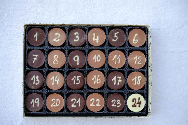 Calendario de adviento de chocolate. Este dulce que aparece solo en diciembre aporta hasta 547 Kcal por cada 100 gramos. Suelen incluir unos 31,9 gramos de grasas de los que 20 gramos son saturadas. 57,7 gramos son hidratos de carbono, de los que 56,3 gramos son azúcares.