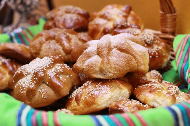 Hojaldrinas. Las hojaldrinas tienen 571 Kcal por cada 100 gramos, además de aportar 39,4 gramos de grasas de las cuales 15 gramos son saturadas. También aporta 48,7 gramos de los que 10 gramos son azúcares.