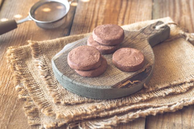 Mantecados. Aportan 535 Kcal por cada 100 gramos de mantecados, 36,4 gramos son grasas y de ellas 18,4 son saturadas. Aportan 49,1 gramos de hidratos de carbono de los que 25 gramos son azúcares.